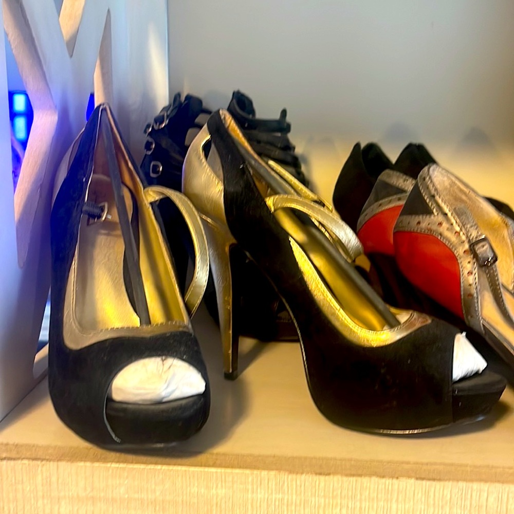 Women’s shoe Heel multi-color black/gold size 9 (like new)